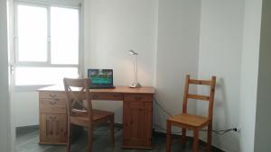拉达祖尔Room with private bathroom and sea view, 50 m del mar的一张桌子,上面有一台笔记本电脑,旁边是两把椅子