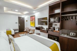 马尼拉ASN Boutique Residence的酒店客房带一张床和一个厨房