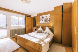纳瑟尔文勒Landhaus Perktold的一间卧室设有一张大床和一个大窗户