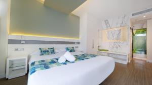 大加那利岛拉斯帕尔马斯Hotel Aloe Canteras的卧室配有一张白色大床