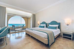 哈马马特伊波罗之星阿威罗伊酒店的一间带大床的卧室和一间餐厅