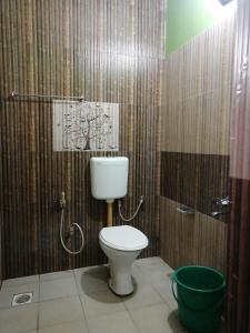 苏丹巴特利Tapovan Farm House的一间带卫生间和绿色桶的浴室