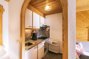 纳瑟尔文勒Landhaus Perktold的小厨房配有白色橱柜和水槽