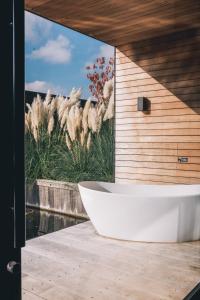 KortenhoefHaven Lake Village的木制甲板上的一个浴缸