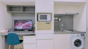 仁川市THE TiME的厨房配有书桌、电脑和微波炉