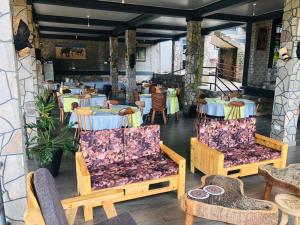 Pakwach EastGipir and Labongo Safari Lodge Ltd的用餐室配有桌椅和桌椅