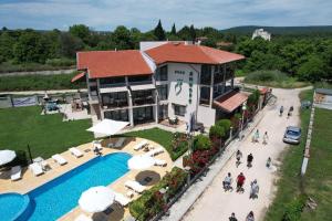 克兰内沃安佛拉别墅 的享有带游泳池的度假村的空中景致
