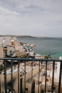圣保罗湾城ibis Styles ST Pauls Bay Malta的阳台享有海滩和大海的景致。