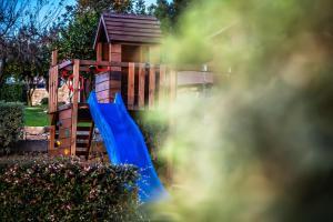 RendufeQuinta do Esquilo - Hotel Rural的庭院里一个带蓝色滑梯的游乐场