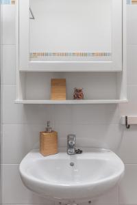 阿鲁卡斯Home2Book Charming Attic Arucas Center, Terrace的白色浴室内的白色水槽和橱柜
