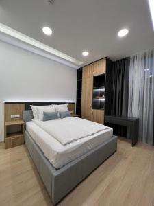 萨拉热窝OLYMPIC 84 Apartments的一间卧室,卧室内配有一张大床