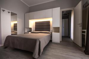 里米尼苏西酒店的一间卧室,卧室内配有一张大床