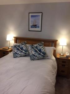 利特尔River Road, Littlehampton, Executive Apartment的卧室配有白色的床和两个枕头