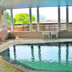 近江八幡市Kyukamura Ohmi-Hachiman的房屋内带长凳的游泳池