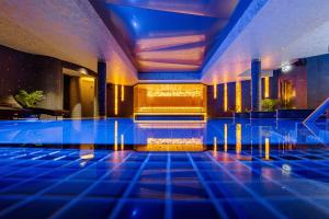克莱佩达VICTORIA Hotel Klaipėda的一座拥有蓝色灯光的游泳池
