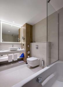 基辅Radisson Blu Hotel, Kyiv City Centre的带浴缸、卫生间和盥洗盆的浴室