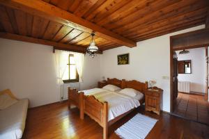 新梅斯托Domačija Šeruga的一间卧室配有一张床和一张沙发