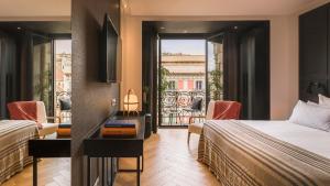 巴塞罗那Hotel Casa Sagnier的酒店客房设有两张床和一个阳台。