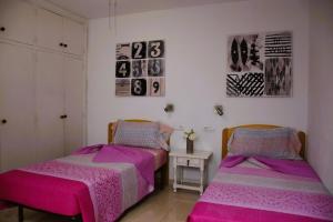 卡门港Casa Regla的两张睡床彼此相邻,位于一个房间里