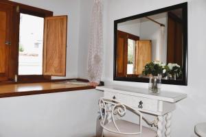 卡门港Casa Regla的浴室配有白色梳妆台和镜子
