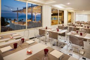泰拉西尼CDSHotels Terrasini - Città del Mare的一间设有桌椅的海景餐厅