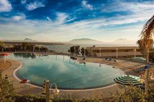 泰拉西尼CDSHotels Terrasini - Città del Mare的享有水体景致的大型游泳池