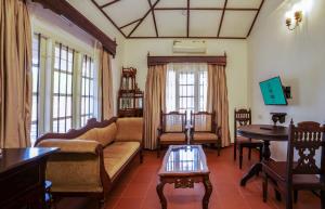 Fort KochiMAI HOUSE HERITAGE HOTEL的客厅配有沙发和桌子