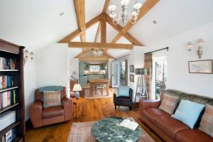 贝克韦尔Long Roods cottage的客厅配有沙发和桌子
