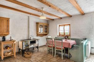 Sant’OrsolaBaita Al Rossat的一间厨房,里面配有桌椅