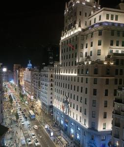 马德里HABITACION EN CHUECA, CENTRO DE MADRID的汽车在夜间欣赏城市美景