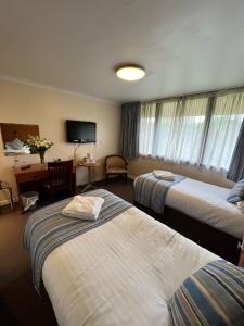 科尔维尔隐居公园酒店的酒店客房设有两张床和电视。