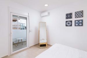 马塔拉Nikkon summer home的白色卧室配有镜子和床