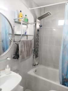 马德里HABITACION EN CHUECA, CENTRO DE MADRID的浴室配有白色浴缸和水槽