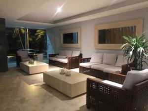卡塔赫纳Cartagena Palmetto Beach Bella Vista的客厅配有沙发和桌子