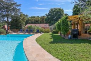 Beautiful guest house for two people on the bank of the Dordogne river内部或周边的泳池