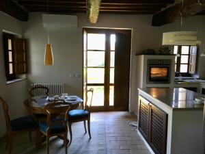 圣卡西亚诺·戴·巴格Casa Batano的一间带桌子的厨房和一间餐厅