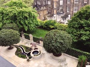 伦敦Bedford Hotel的享有树木花园和大楼的空中景致