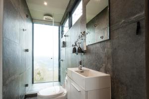 VilcúnSamadhi Eco Resort的一间带水槽和卫生间的浴室以及窗户。