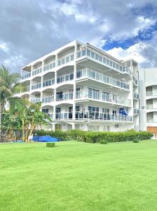 马霍礁Maho Beach Hideaway Lux 1BR next to The Morgan Resort的前面有草坪的白色大建筑