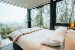 VilcúnSamadhi Eco Resort的一间卧室设有一张床和一个大窗户