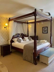 HatherleighThe George Inn的一间卧室,卧室内配有一张天蓬床