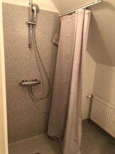 旺代尔Go Sleep Vandel的浴室内配有淋浴帘。