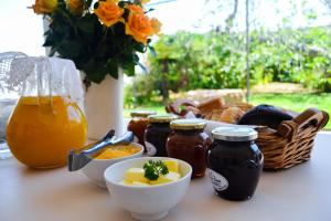 斯泰伦博斯Aan-Den-Weg的一张桌子,上面有一罐蜂蜜和一篮子食物