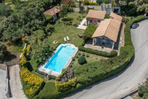 斯巴达Villa Loukia的享有带游泳池的房屋的空中景致