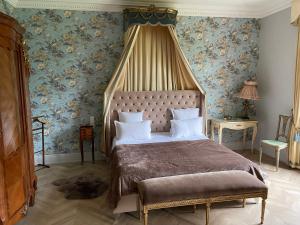 蒙托邦Castel Bois Marie, Maison d'hôtes的一间卧室配有一张带天蓬的大床