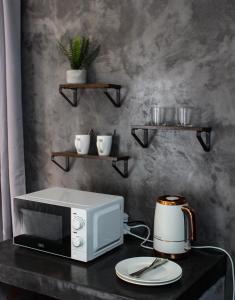 克莱克斯多普A Step Ahead的桌子上设有微波炉和咖啡机。