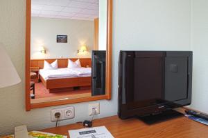 弗赖堡Hotel Rebschule的坐在酒店房间桌子上的电视