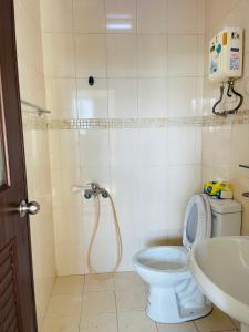 台南美式仁德的带淋浴、卫生间和盥洗盆的浴室