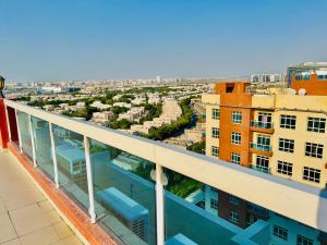 迪拜Calm&Cozy1BR- Dubai Silicon Oasis-15min-Dxb airpt的市景阳台
