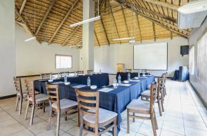 NongomaNongoma Lodge & Inn CC的大房间设有一张长桌子和椅子